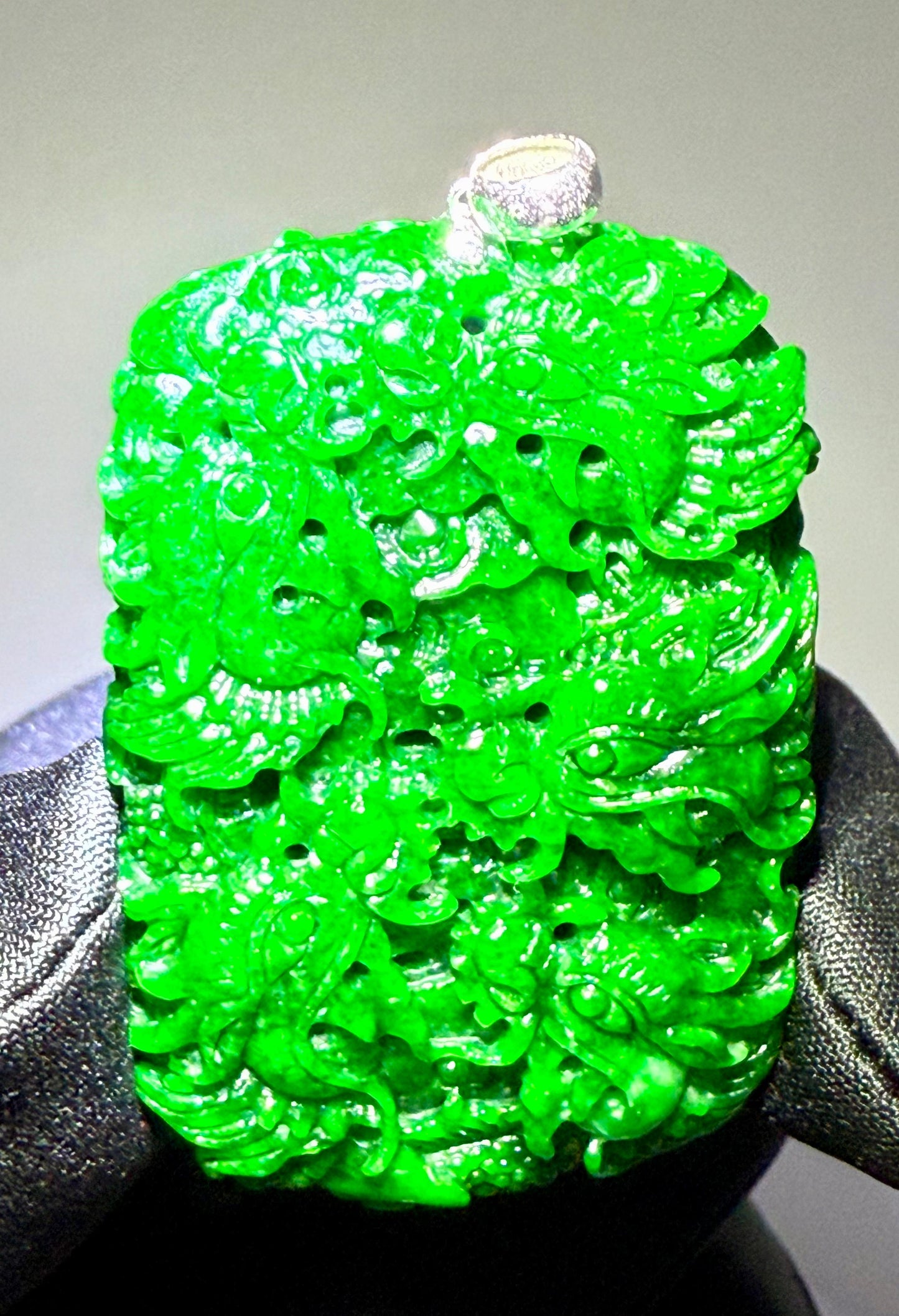 Jade Rich Green Nine Dragon Pendant - 天然翡翠玉九龙牌